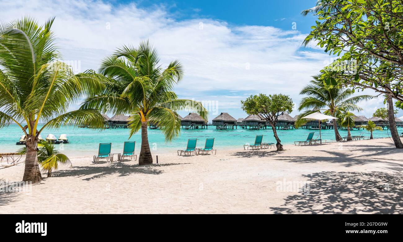Luxuriöses Reiseresort am weißen tropischen Strand von Französisch-Polynesien, Gesellschaftsinseln. Stockfoto
