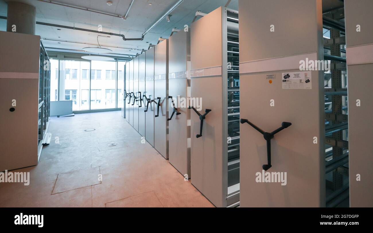 17. Juni 2021, Sachsen, Leipzig: Ansicht des Archivbereichs im Neubau der Sächsischen Aufbaubank (SAB). Das architektonisch anspruchsvolle Gebäude bietet Platz für 500 Arbeitsplätze. Der Platz und Teile des Gebäudes sind für die Öffentlichkeit zugänglich. Das L-förmige Verwaltungsgebäude mit Erdgeschoss und vier oberen Etagen ist in die unteren Etagen aufgeteilt. Das macht es möglich, durch das neue Viertel zu gehen. Im Dezember 2016 begannen die Vorbereitungen für den Bau. Insgesamt wurden 164.8 Millionen Euro investiert. Die Aufbaubank ist die zentrale Entwicklungseinrichtung des Freistaates. Pho Stockfoto
