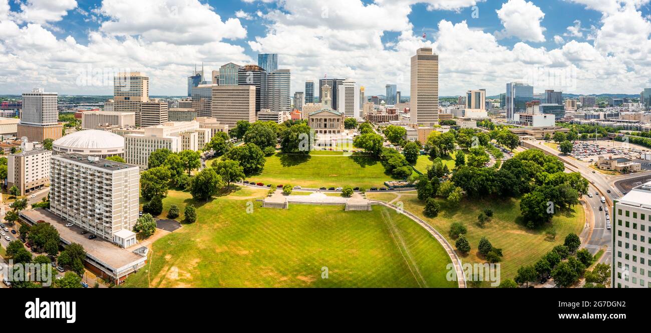 Luftaufnahme des Kapitols von Nashville und der Skyline an einem sonnigen Tag. Nashville ist die Hauptstadt und bevölkerungsreichste Stadt von Tennessee und ein wichtiges Zentrum für die Stockfoto