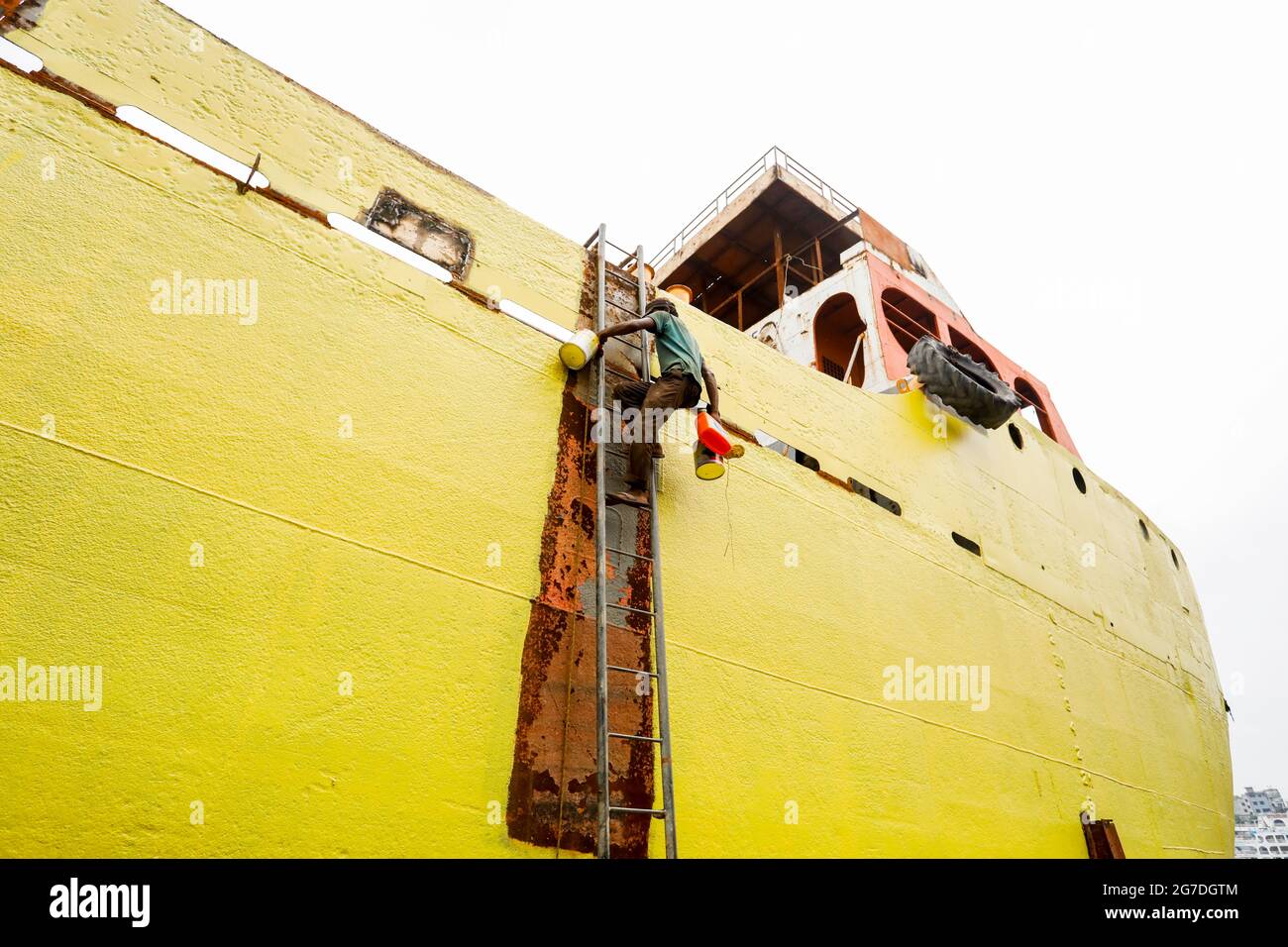 Arbeiter aus Bangladesch reparieren ein Schiff auf einer Werft am Ufer des Flusses Buriganga in Keraniganj, in der Nähe von Dhaka, Bangladesch, Juli 13, 2021. Mit einem Increa Stockfoto