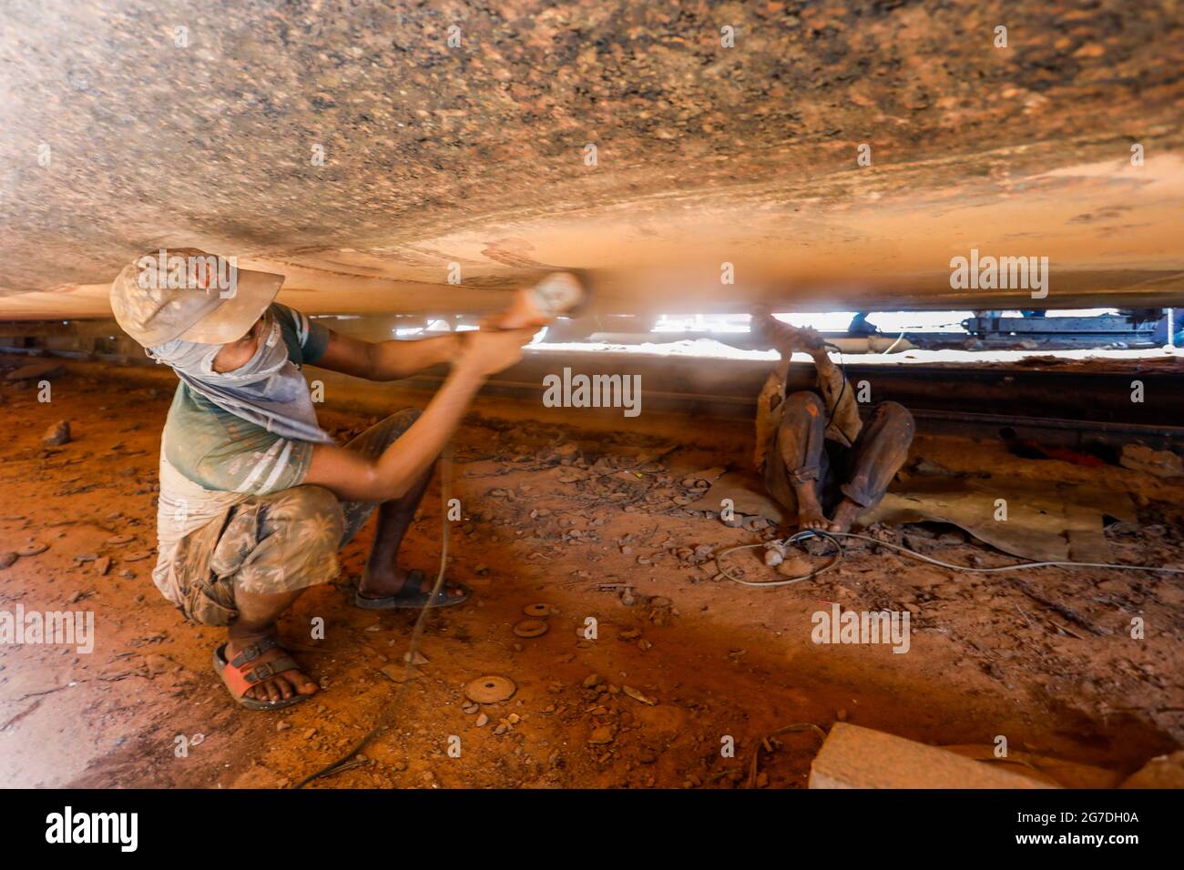 Arbeiter aus Bangladesch reparieren ein Schiff auf einer Werft am Ufer des Flusses Buriganga in Keraniganj, in der Nähe von Dhaka, Bangladesch, Juli 13, 2021. Mit einem Increa Stockfoto