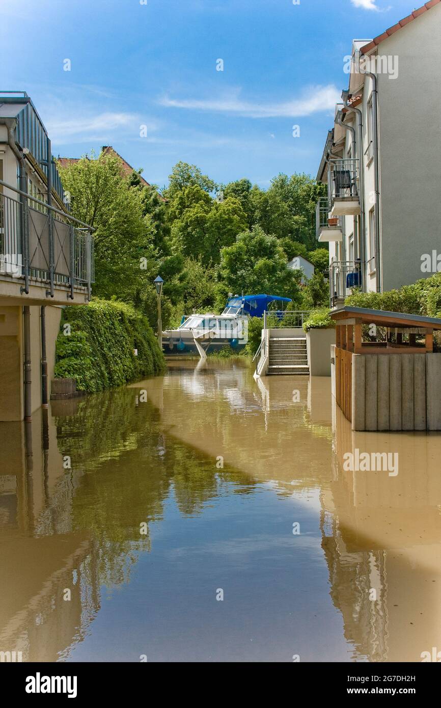 Hochwasser durch starke Regenfälle mit Boot auf der Straße in Neckargemund am Neckar im Frühsommer Stockfoto