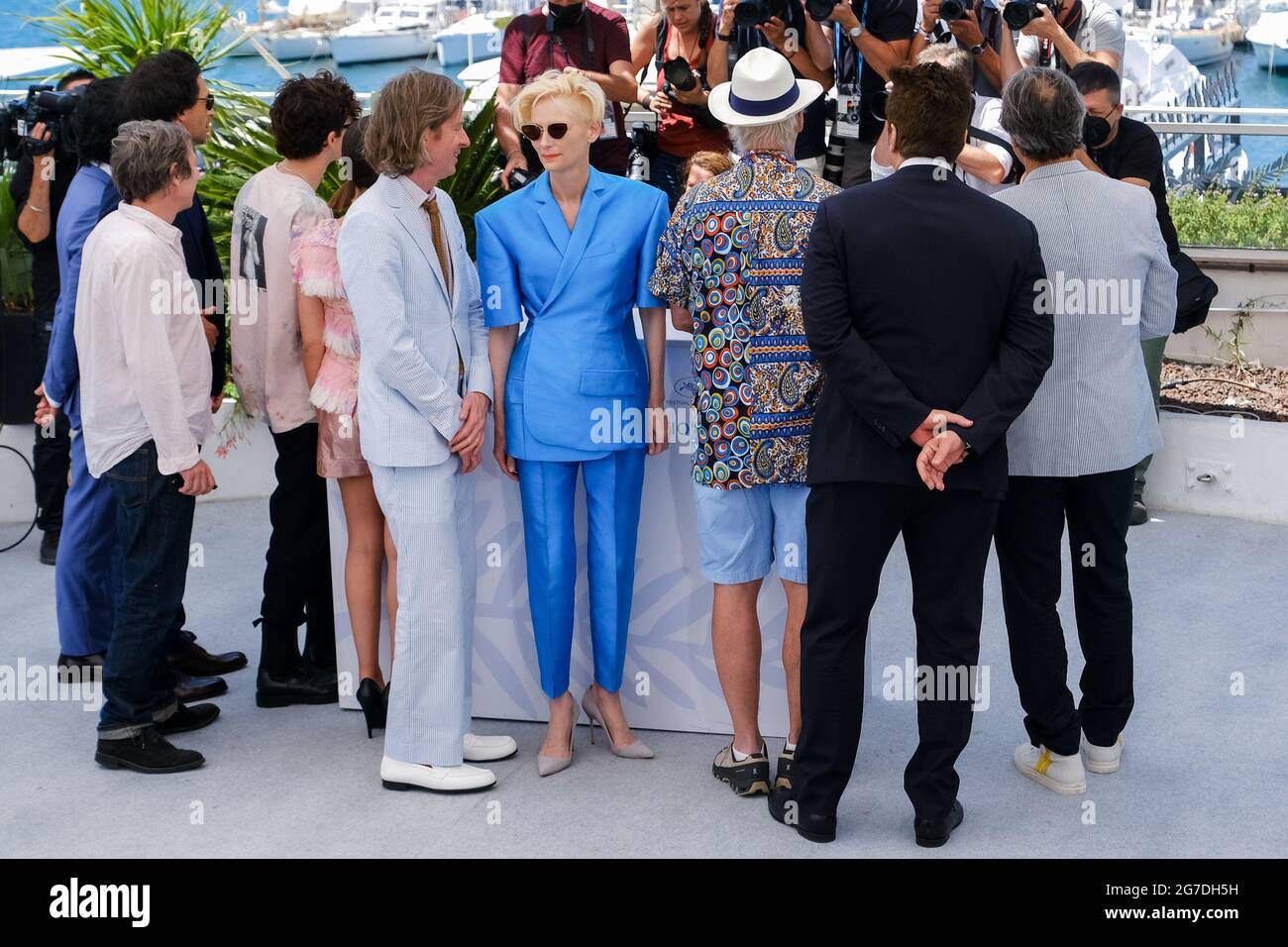 Palais des Festivals, Cannes, Frankreich. Juli 2021. Die Besetzung posiert auf dem 'The French Dispatch' Photocall. Personen Im Bild, Wes Anderson, Tilda Swinton, Lyna Khoudri, Bill Murray, Benicio Del Toro, Adrien Brody, Timothée Chalamet, Mathieu Amalric, Stephen Park, Hippolyte Girardot, Alexandre Desplat. Bild nach Kredit: Julie Edwards/Alamy Live News Stockfoto