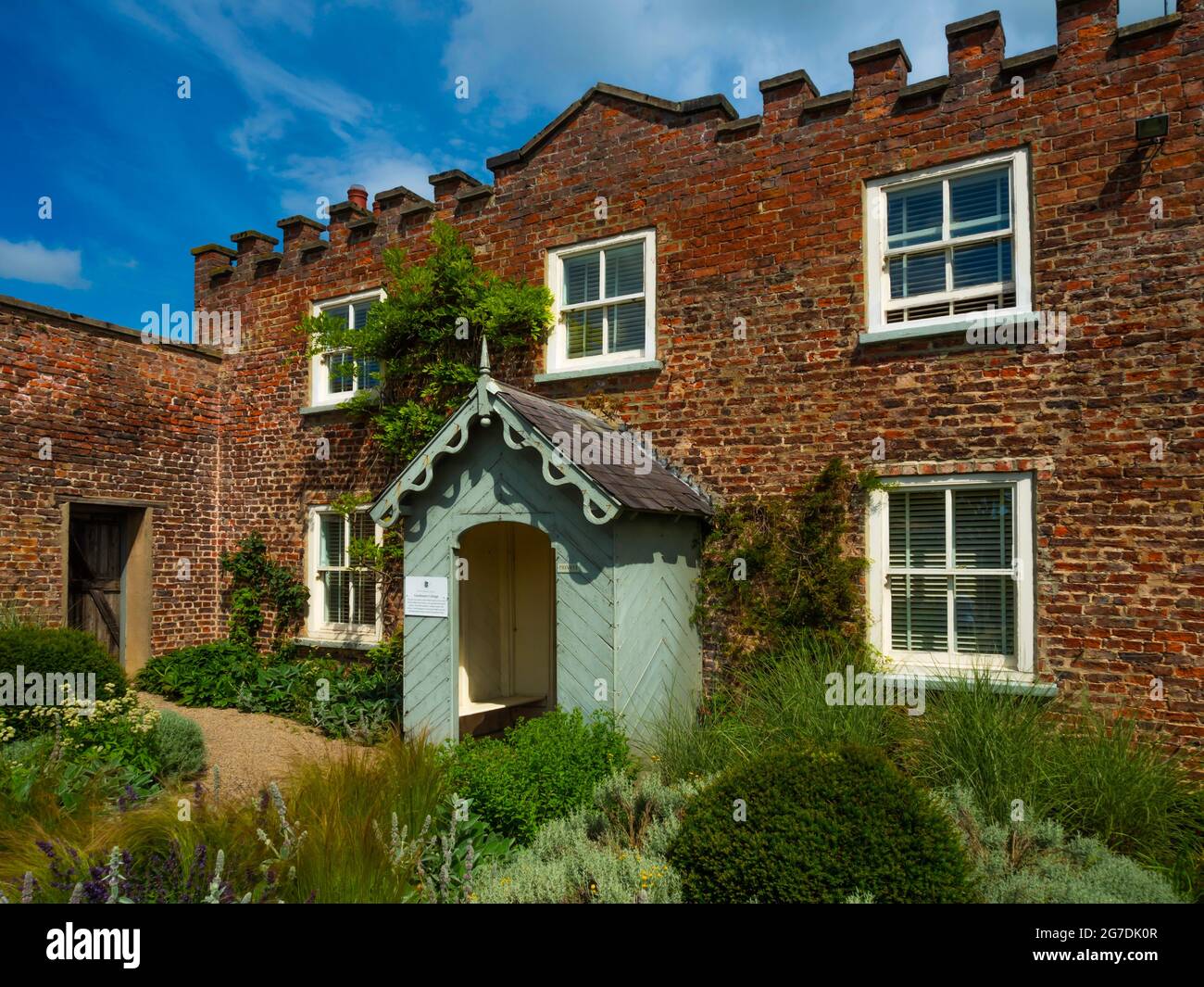Gardeners Cottage im Walled Rose Garden Wynyard Hall Tees Valley England im Sommer Stockfoto
