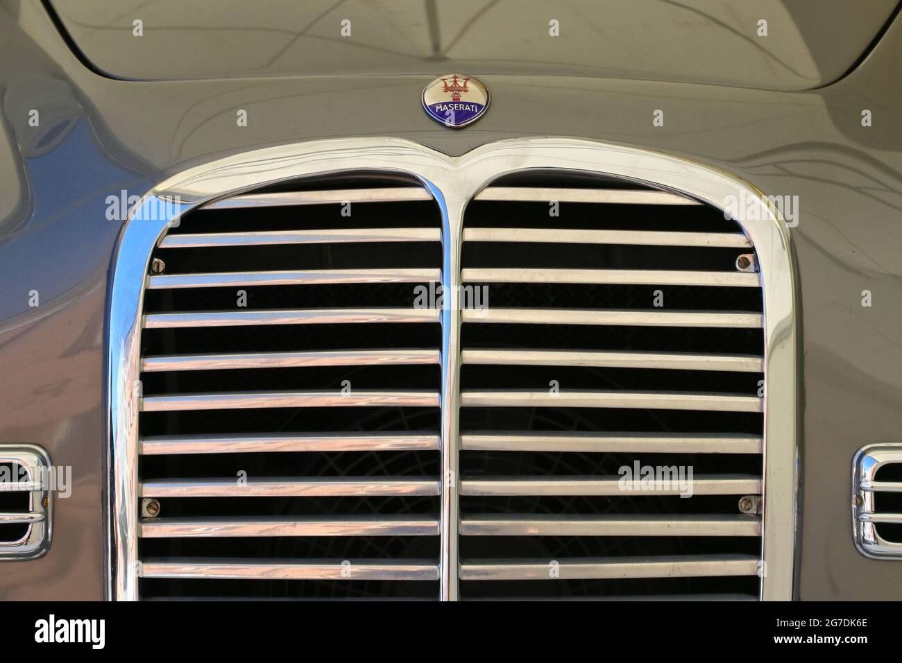 Modena, Italien, 1. Juli 2021 - Detail von Maserati A6 1500 (1946) Oldtimer-Sportwagen, Motor Valley Messe, öffentliche Ausstellung Stockfoto