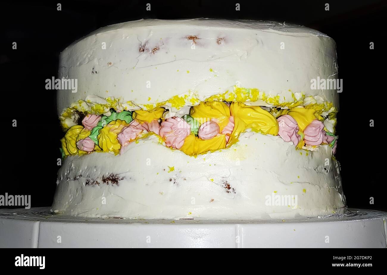Mit Zuckerpapier und pinkfarbenem Pfingstrosen dekorierter Kuchen. Ideen für Hochzeitstorte, Geburtstagskuchen Stockfoto