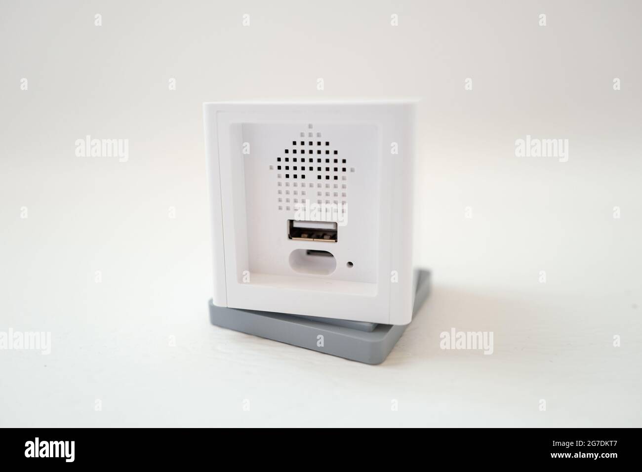 Nahaufnahme der Rückseite einer Wyze Cam v2 Überwachungskamera mit einem sichtbaren Lautsprecher und USB-Anschluss in San Ramon, Kalifornien, 20. November 2020. () Stockfoto