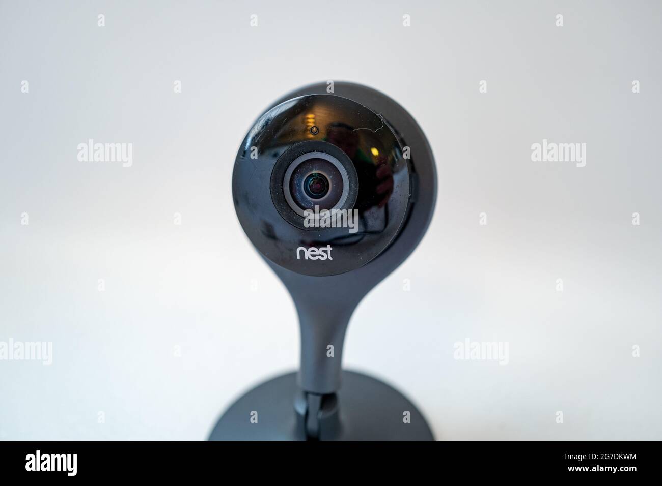 Nahaufnahme einer Sicherheitskamera von Google Nest, isoliert auf weißem Hintergrund, in San Ramon, Kalifornien, 20. November 2020. () Stockfoto