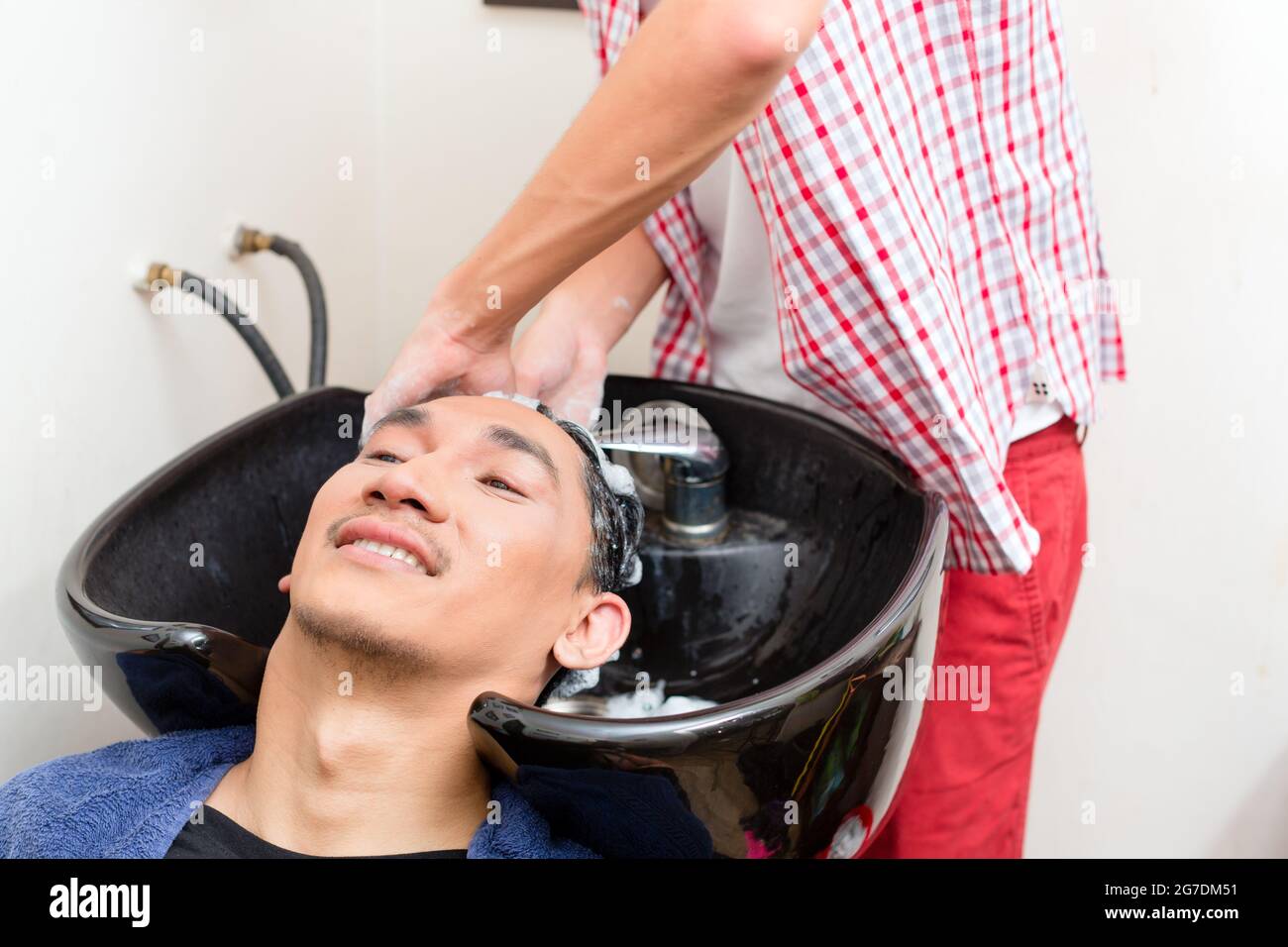 Haare Am Waschbecken Waschen