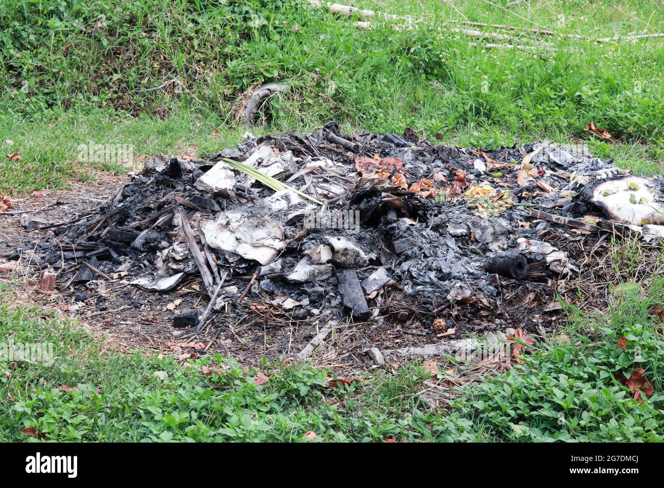 Brennen Müllhaufen in Grünflächen schaffen Verschmutzung. Stockfoto