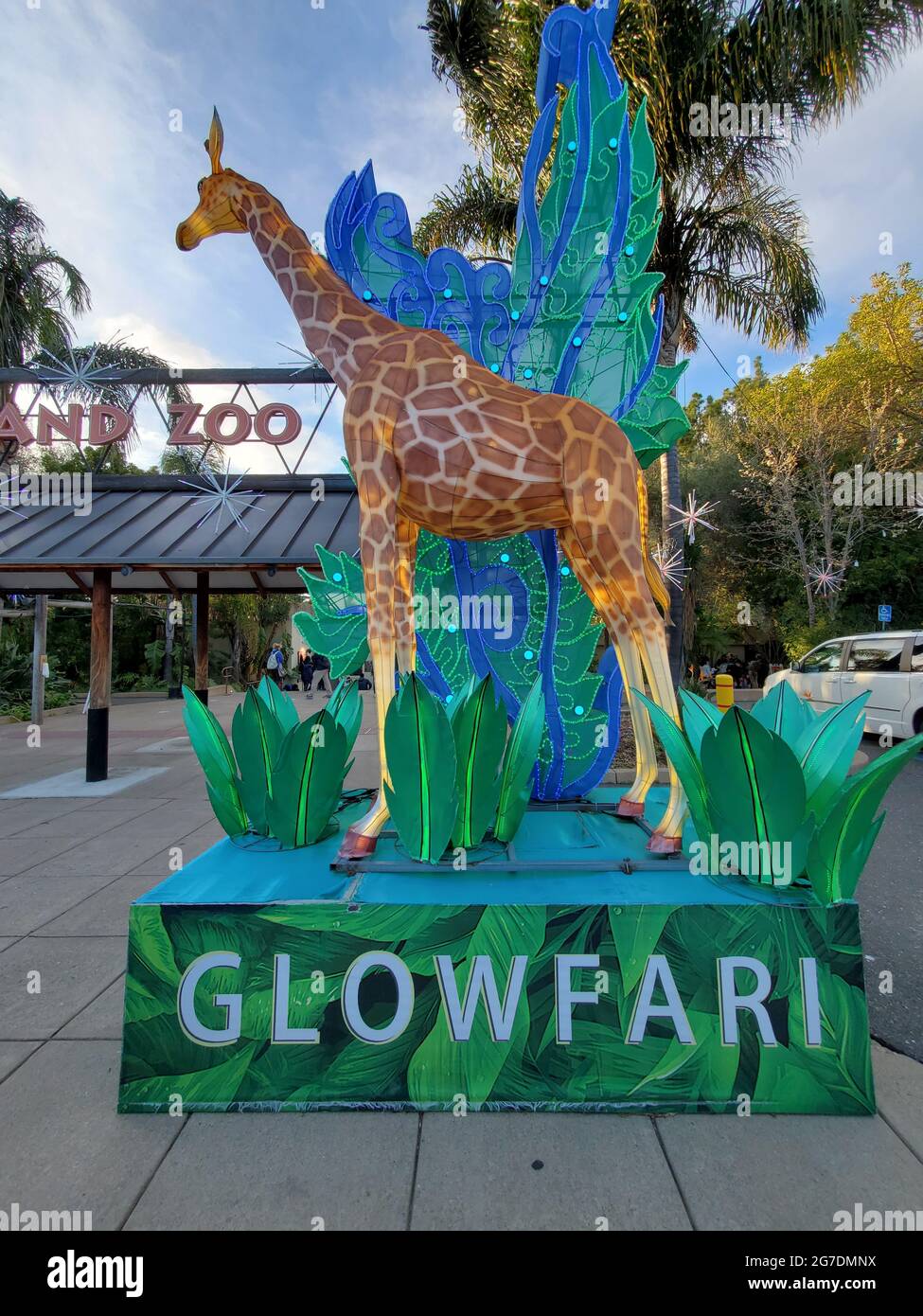 Schild mit glühender Giraffe beim Glowfari-Event, vor dem Eingang zum Oakland Zoo, Oakland, Kalifornien, 11. März 2021. () Stockfoto