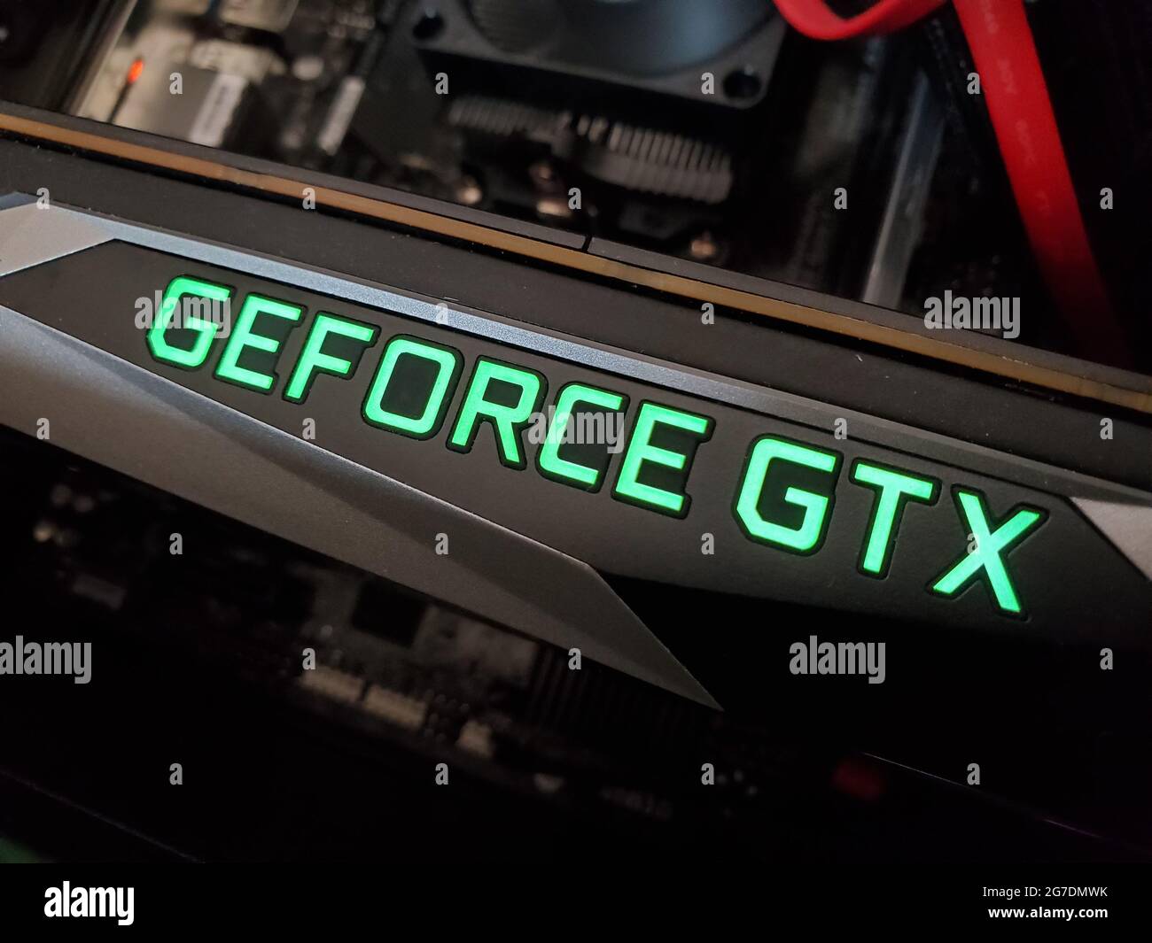 Nahaufnahme eines grünen „GeForce GTX“-Logos auf einer Nvidia GTX 1070 Grafikprozessor (GPU), aufgenommen in Lafayette, Kalifornien, 2. April 2021. () Stockfoto