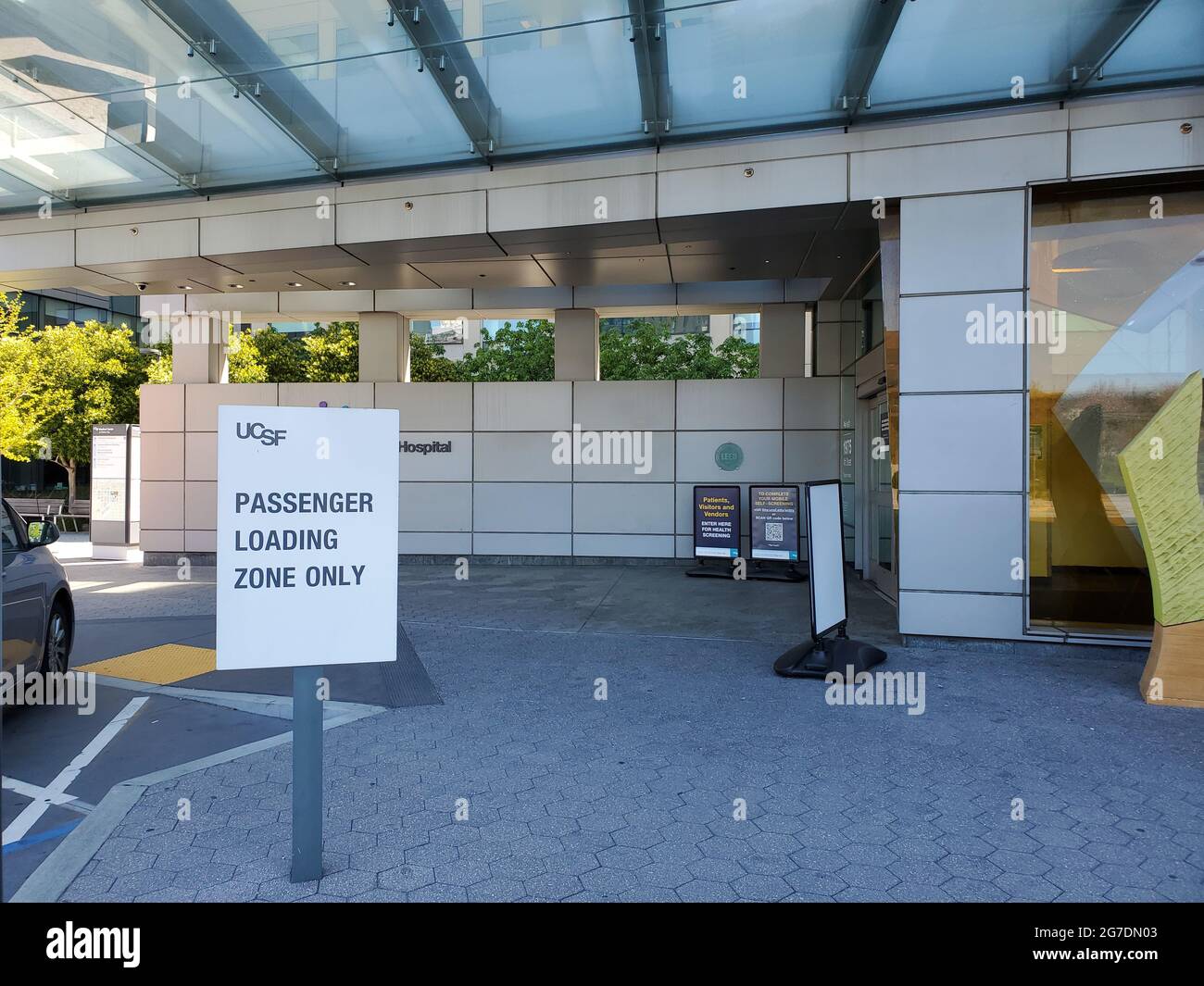 Foto eines Schildes mit der Aufschrift „nur Passagierladezone“ am Eingang des UCSF Benioff Children's Hospital in San Francisco, Kalifornien, 18. April 2021. () Stockfoto