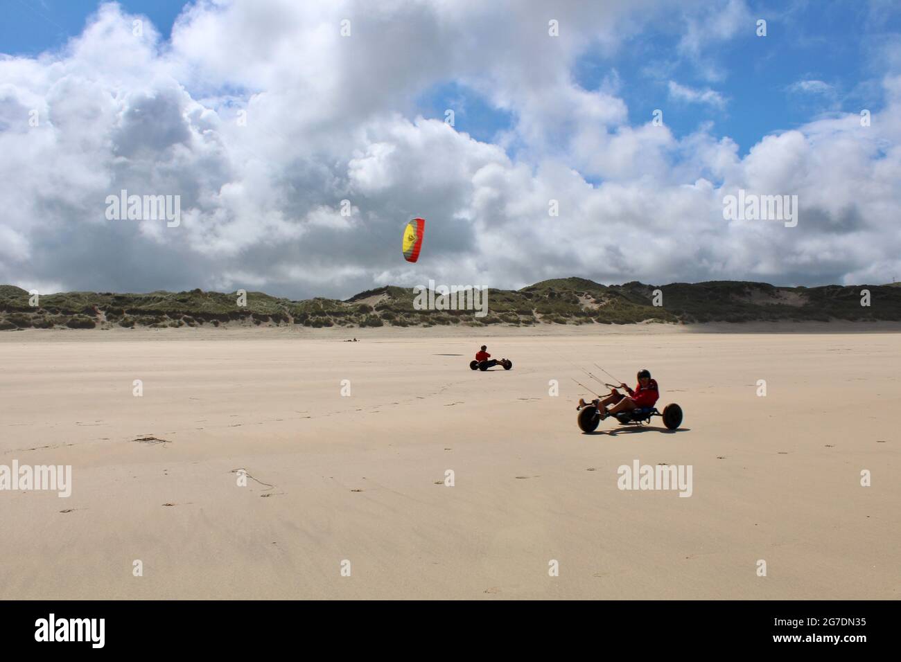 Sandyatching/Segeln auf dem Land in Gwihian, Cornwall. Stockfoto