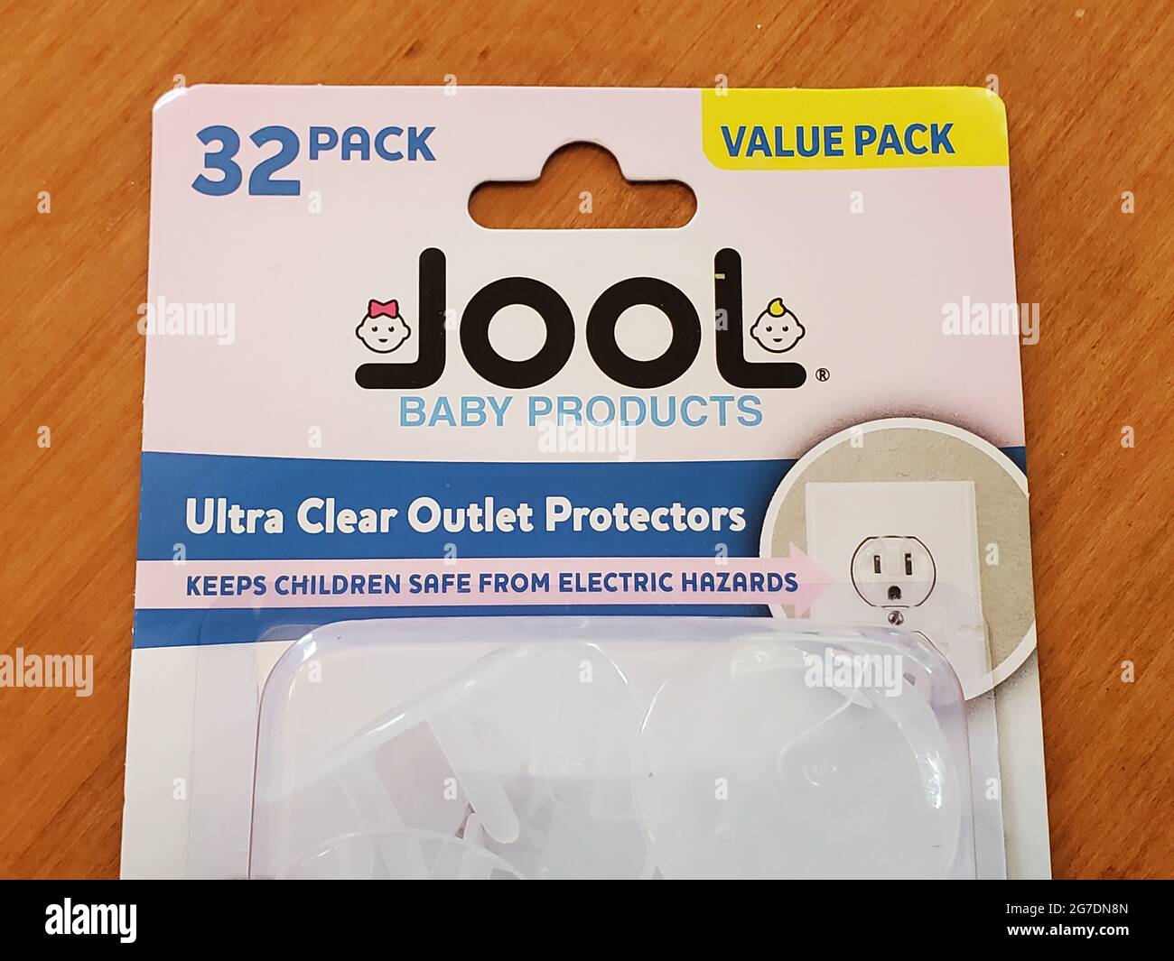 Nahaufnahme eines Jool Baby-Logos auf einem „Ultra Clear Outlet Protectors“-Paket, aufgenommen gegen eine Holzoberfläche in Lafayette, Kalifornien, 4. April 2021. () Stockfoto