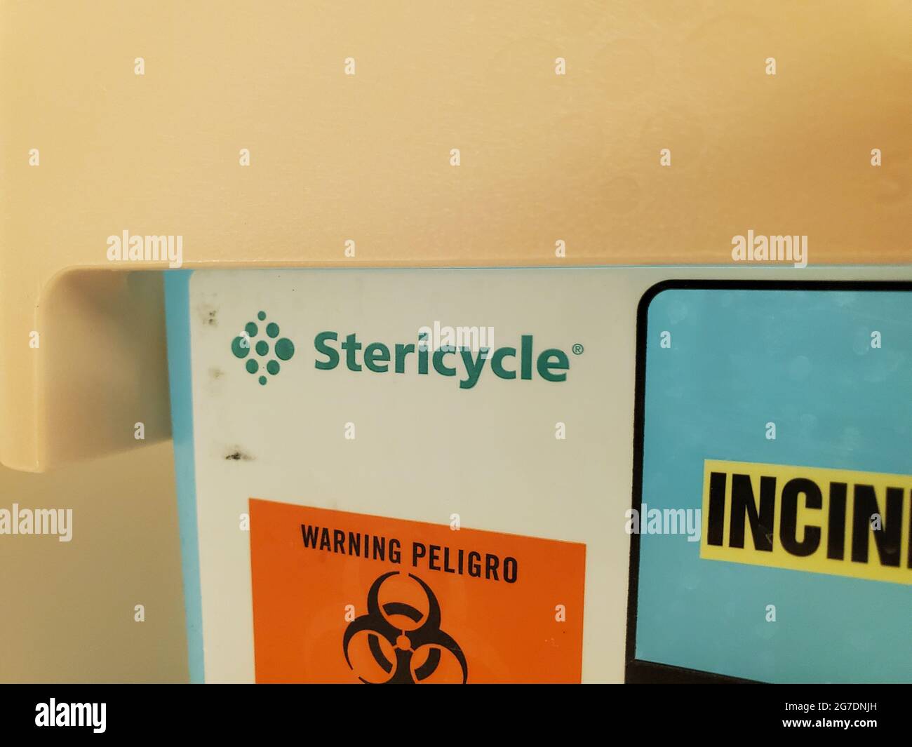 Nahaufnahme des Logos für Stericycle, ein Unternehmen, das sich auf die Sammlung und Entsorgung von medizinischem Abfall spezialisiert hat, in einem medizinischen Umfeld in San Francisco, Kalifornien, 18. April 2021. () Stockfoto