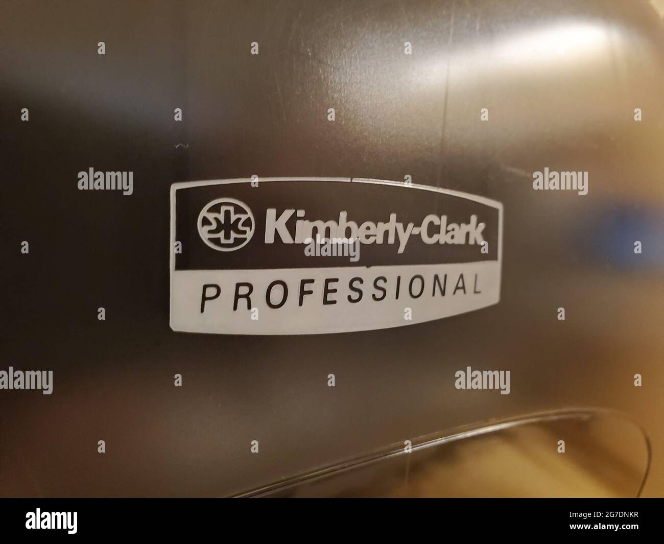 Nahaufnahme des Logos für die Kimberly-Clark Corporation, einen amerikanischen Hersteller von Konsumgütern aus Papier, in einem medizinischen Umfeld in San Francisco, Kalifornien, 18. April 2021. () Stockfoto