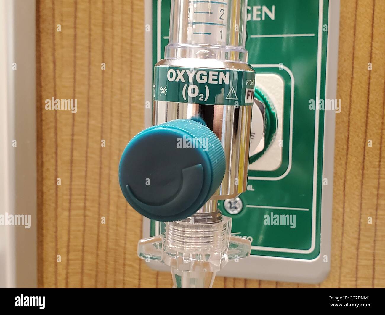Nahaufnahme eines Durchflussmessers, der an einer medizinischen Sauerstoffsteckdose von Amico in einem medizinischen Umfeld in San Francisco, Kalifornien, angebracht ist, 18. April 2021. () Stockfoto