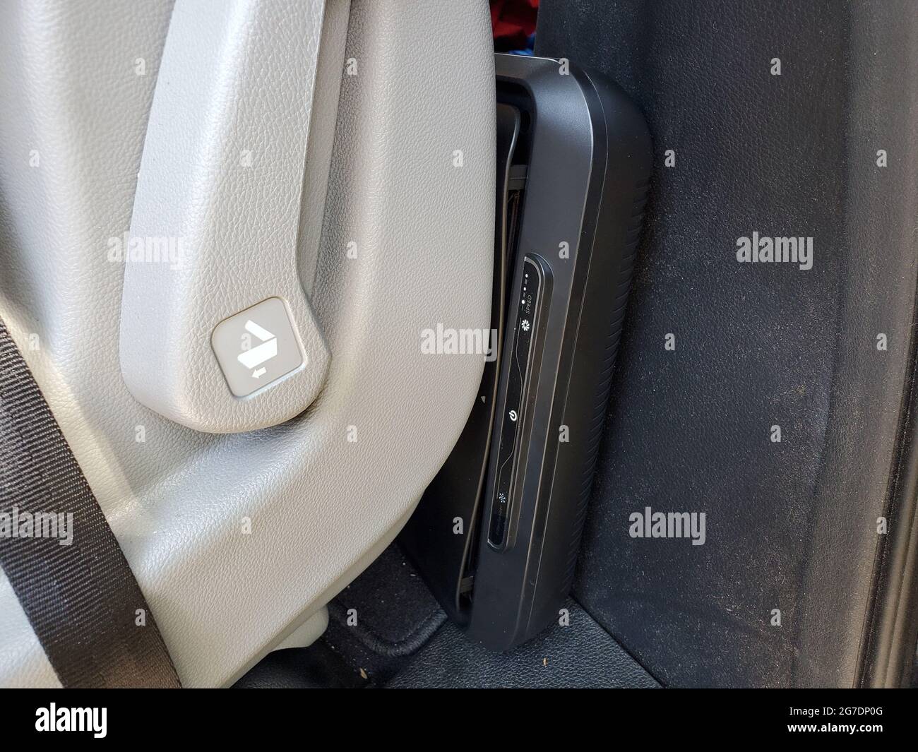 Nahaufnahme des Medify Air MA-CAR HEPA-Luftreinigers hinter dem Sitz in einem Fahrzeug in Danville, Kalifornien, 2. April 2021. () Stockfoto