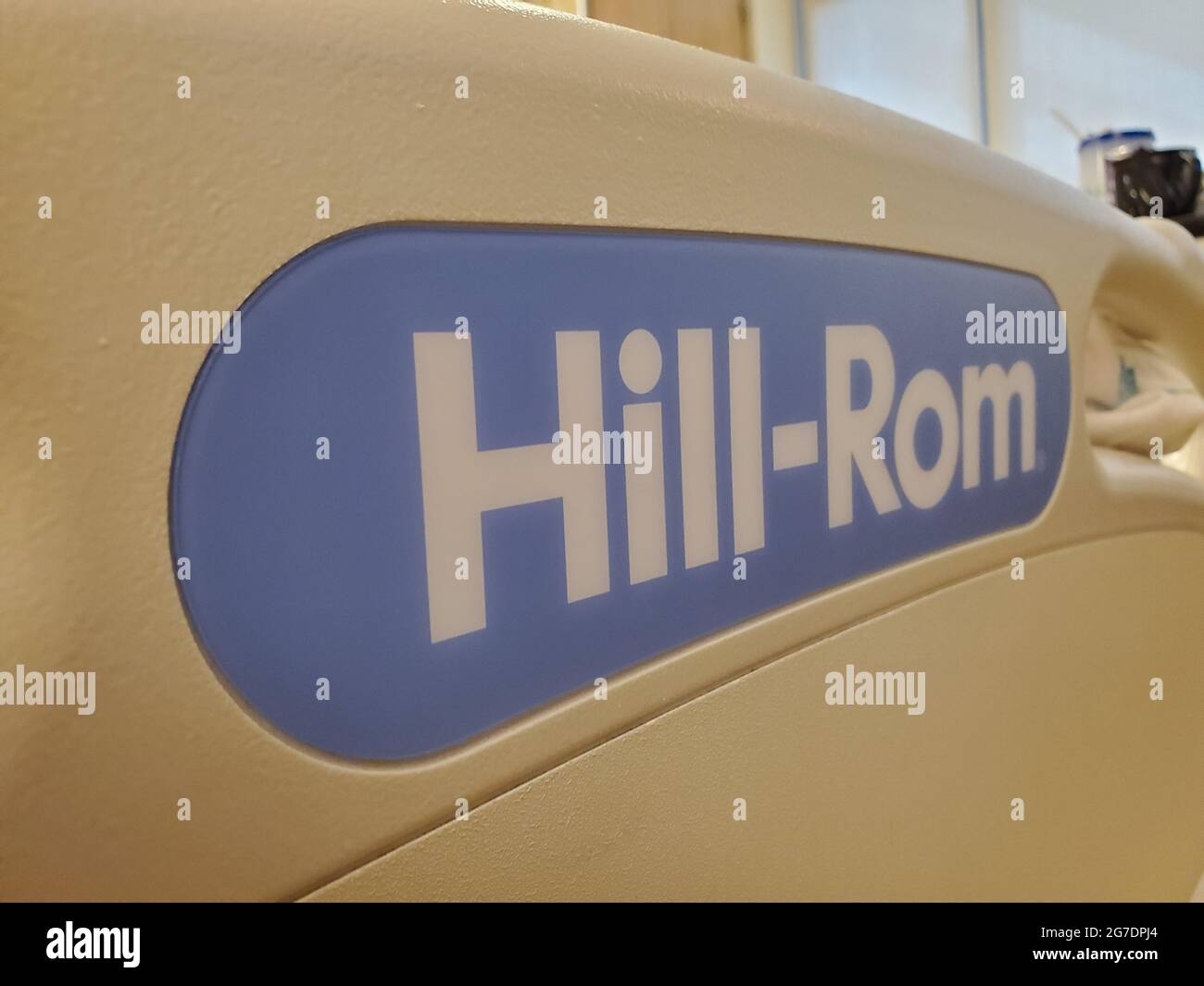 Abgewinkelte Nahaufnahme eines „Hill-Rom“-Logos an einem Ende eines Krankenhausbetts in einem medizinischen Umfeld in San Francisco, Kalifornien, 18. April 2021. () Stockfoto