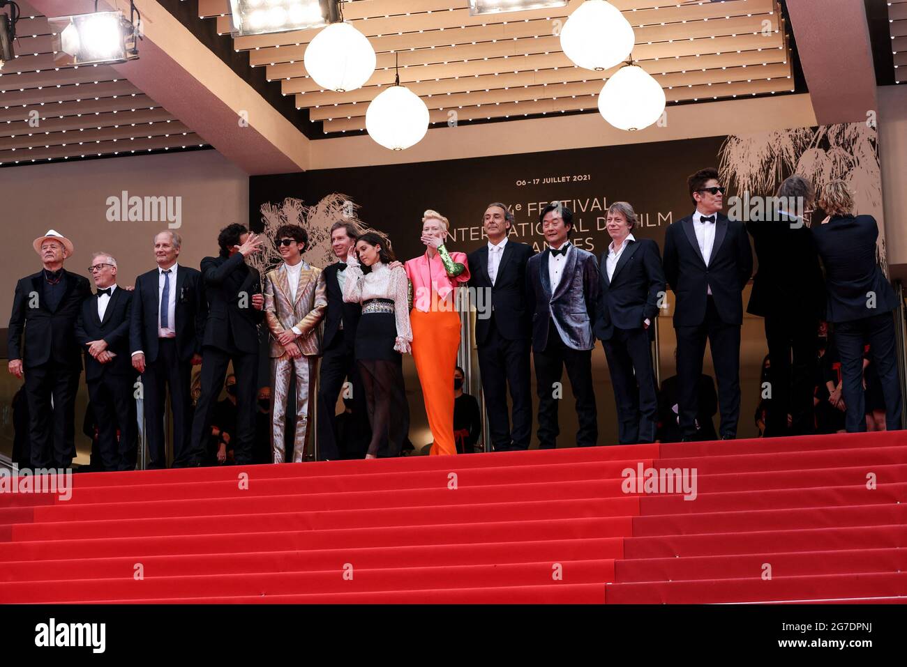 Cannes, Frankreich. Juli 2021. CANNES - JULI 12: Jarvis Cocker, Hippolyte Giradot, Mathieu Amalric, Stephan Park, Timothée Chalamet, Lyna Khoudri, Wes Anderson, Tilda Swinton, Bill Murray, Benicio Del Toro, Alexandre Desphat, Owen Wilson und Adrien Brody kommen zur Premiere von „THE FRENCH DISPATCH“ während der 74. Filmfestspiele von Cannes am 12. Juli 2021 im Palais des Festivals in Cannes, Frankreich. (Foto von Lyvans Boolaky/ÙPtertainment/Sipa USA) Quelle: SIPA USA/Alamy Live News Stockfoto