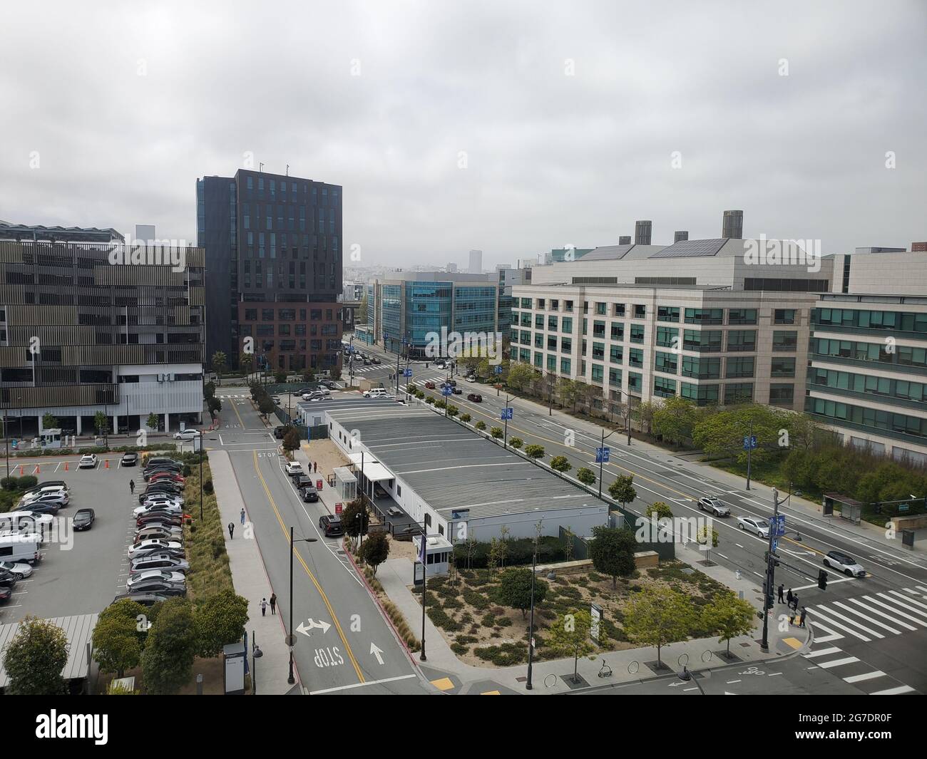 Luftaufnahme des Gebäudekomplexes des UCSF Medical Center in Mission Bay in San Francisco, Kalifornien, 21. April 2021. () Stockfoto