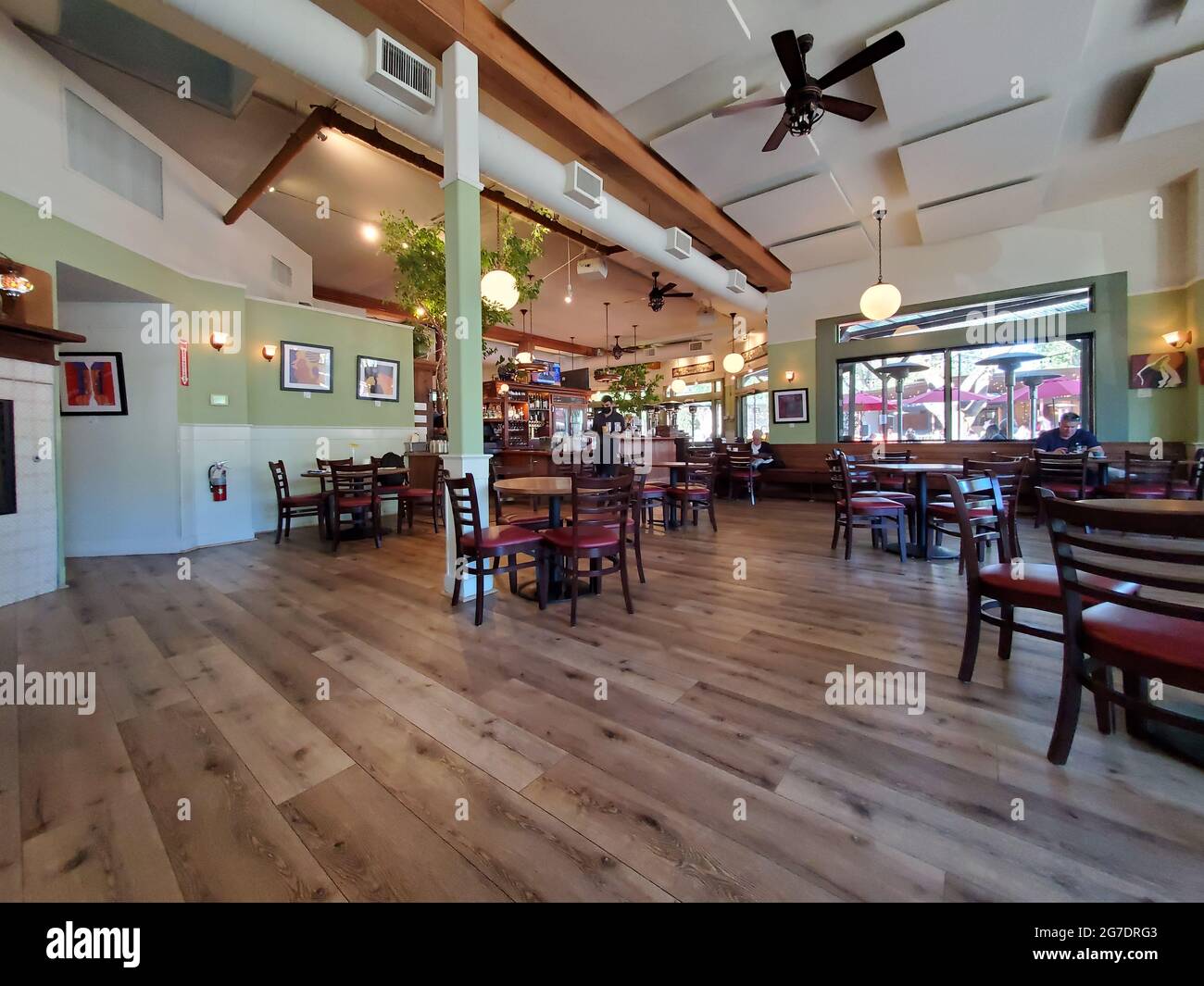 Innenansicht von Esstischen, einige davon mit Sitzgästen, im Tutu's Food and Drink in Lafayette, Kalifornien, 4. Mai 2021. () Stockfoto