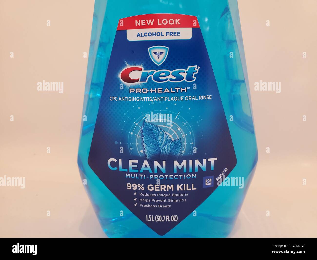 Nahaufnahme eines Crest Pro-Health Mundspületiketts mit „Clean Mint“-Geschmack, aufgenommen in Lafayette, Kalifornien, 3. Mai 2021. () Stockfoto