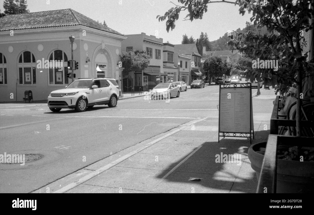 Schwarz-Weiß-Fotografie von Autos, die eine Kreuzung in Larkspur, Kalifornien, überqueren, 15. August 2020. () Stockfoto