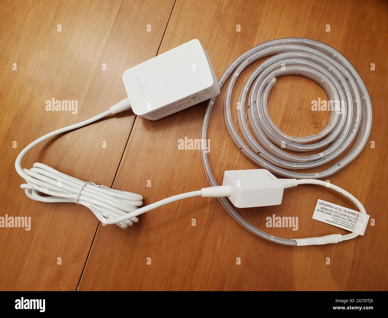 Gewickelte RGB-LED-Lichtleiste und Netzteil, Teil des Philips Hue-Lichtstreifens, in einem Smart Home in Lafayette, Kalifornien, 5. Mai 2021. () Stockfoto