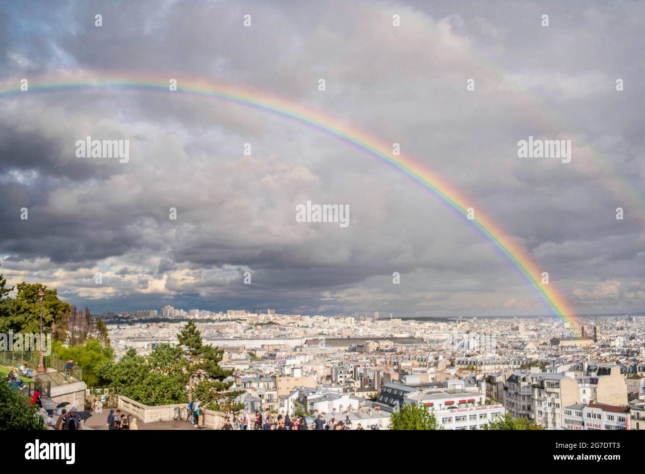 Paris : tout les appareils photos étaient braqués sur le double Arc en ciel ... ici une vue à partir de Montmartre ! Stockfoto