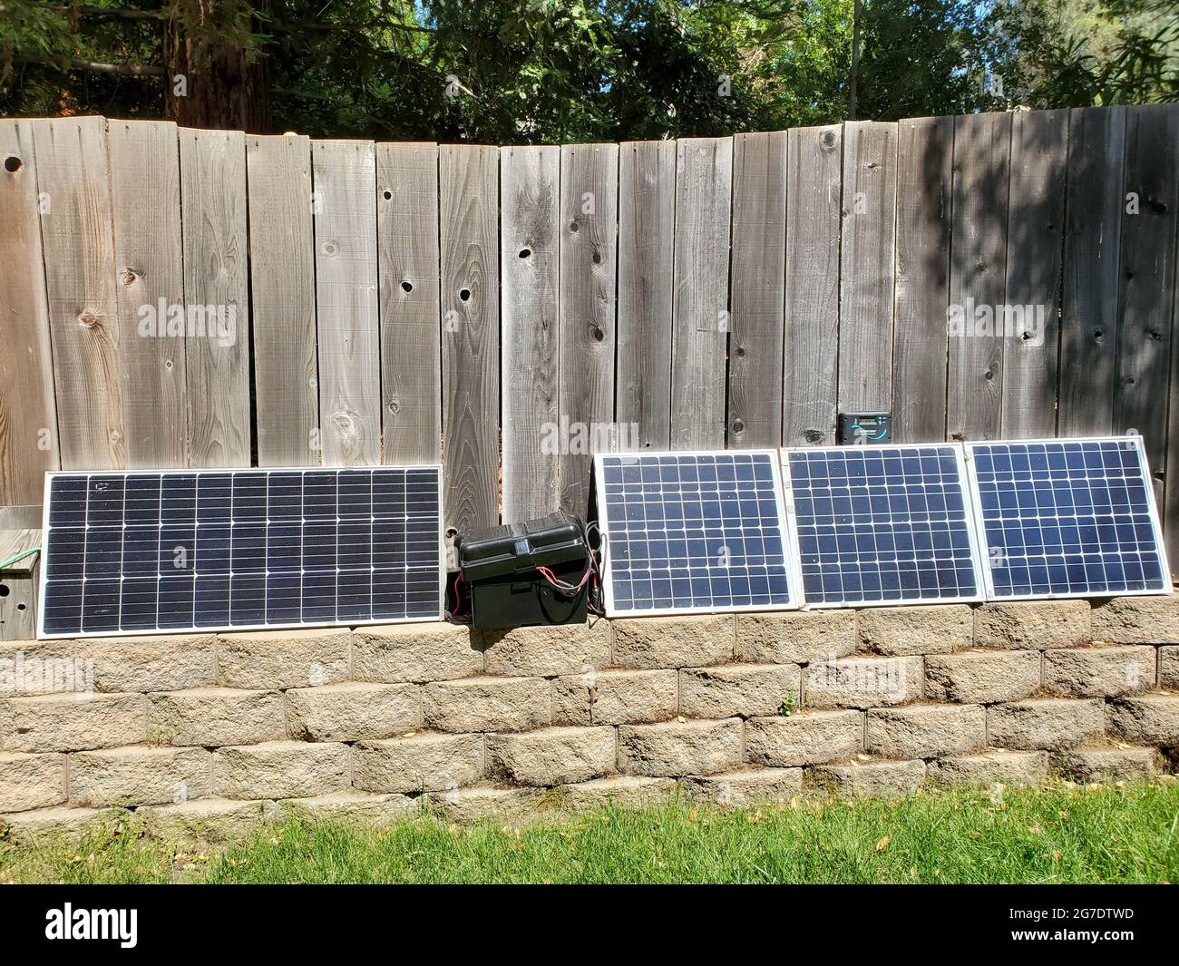 Netzunabhängige Solaranlage mit Paneelen von Renogy in Lafayette, Kalifornien, 13. Mai 2021. () Stockfoto