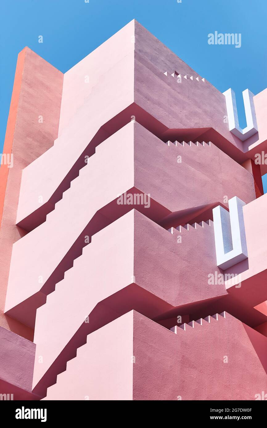 Geometrisches pinkfarbenes Gebäude. Die rote Mauer, La manzanera. Calpe, Spanien Stockfoto