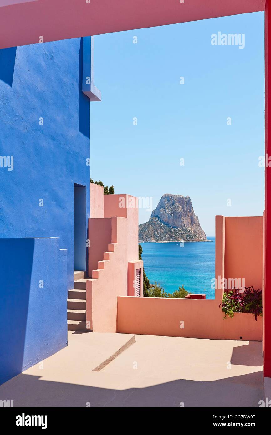 Geometrische Designs. Die rote Wand, La Manzanera. Calpe, Spanien Stockfoto
