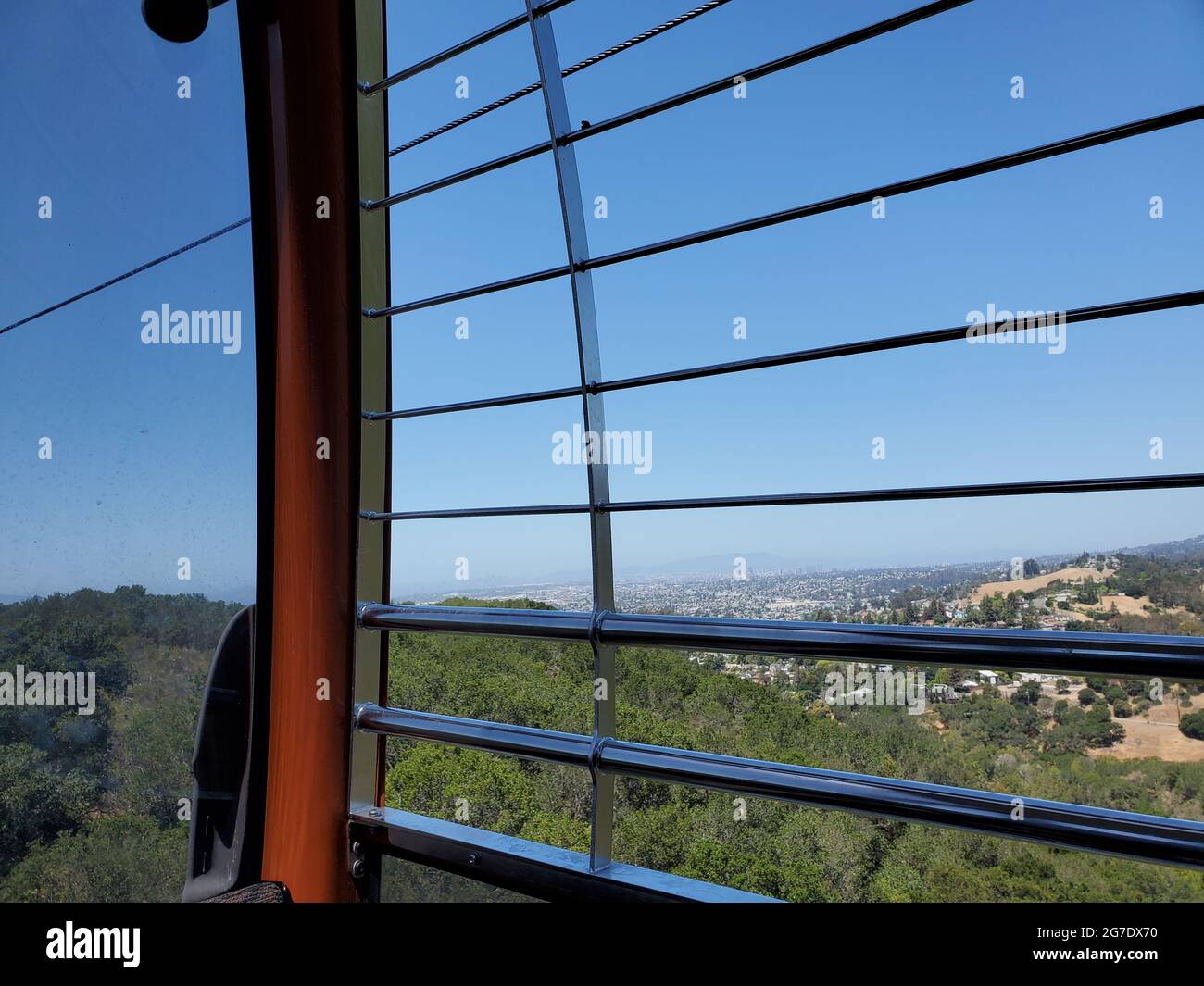 Blick von den Autos der Gondel des Oakland Zoo, mit Blick auf den Knowland Park und die Skyline von Oakland, Kalifornien, 18. Mai 2021. () Stockfoto