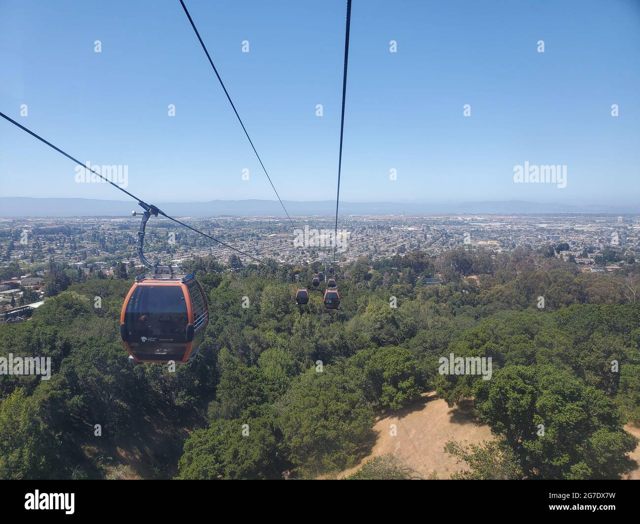Blick von den Autos der Gondel des Oakland Zoo, mit Blick auf den Knowland Park und die Skyline von Oakland, Kalifornien, 18. Mai 2021. () Stockfoto
