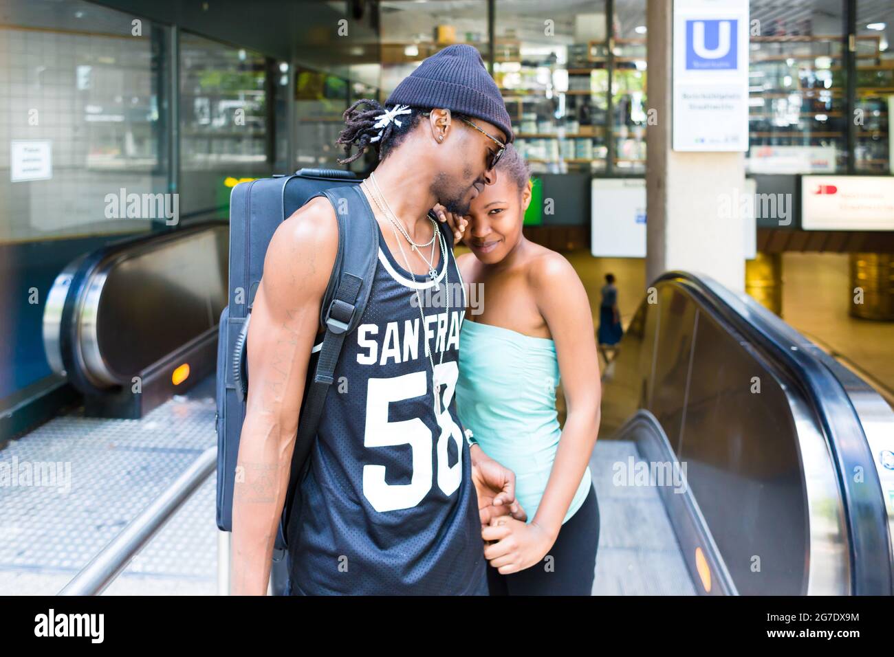 Afrikanischer Mann verlassen Freundin am Bahnhof Stockfoto