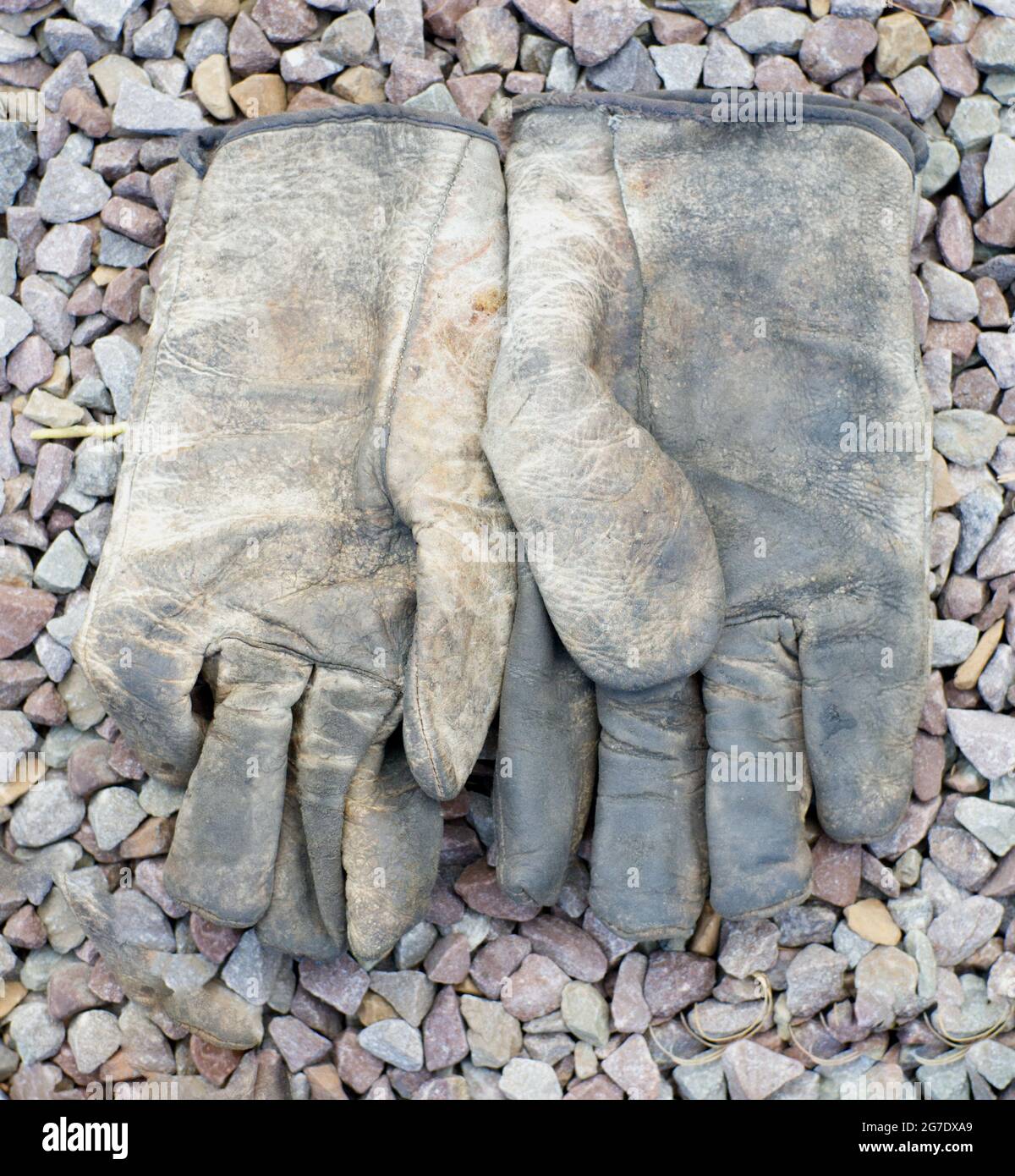 Eine Nahaufnahme eines Paares gut verwendeter Lederhandschuhe Stockfoto