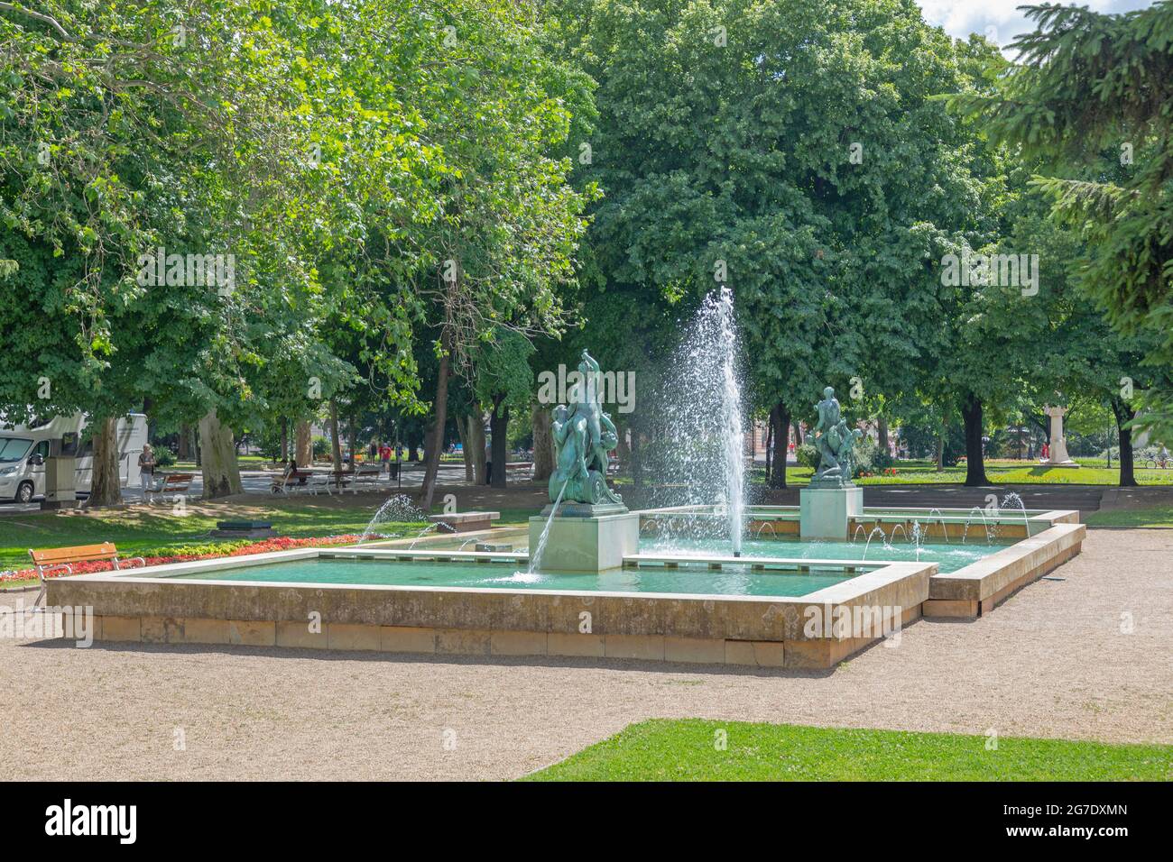 Szeged, Ungarn - 16. Juni 2021: Wasserbrunnen Szechenyi Square Park in Szeged, Ungarn. Stockfoto