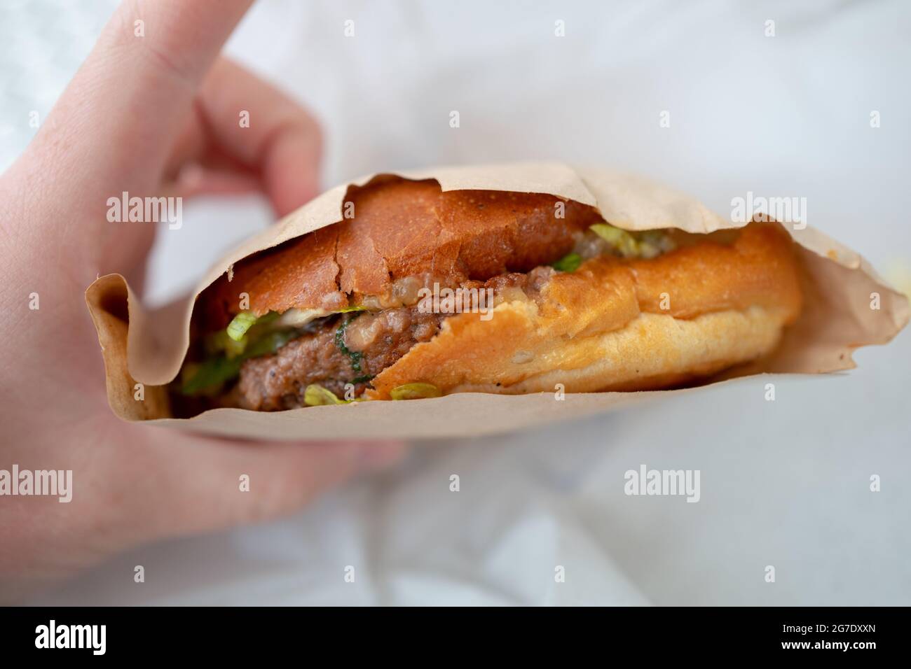 Nahaufnahme einer menschlichen Hand mit einem unmöglichen fleischlosen Burger von Mendocino Farms, San Ramon, Kalifornien, 6. Mai 2021. () Stockfoto