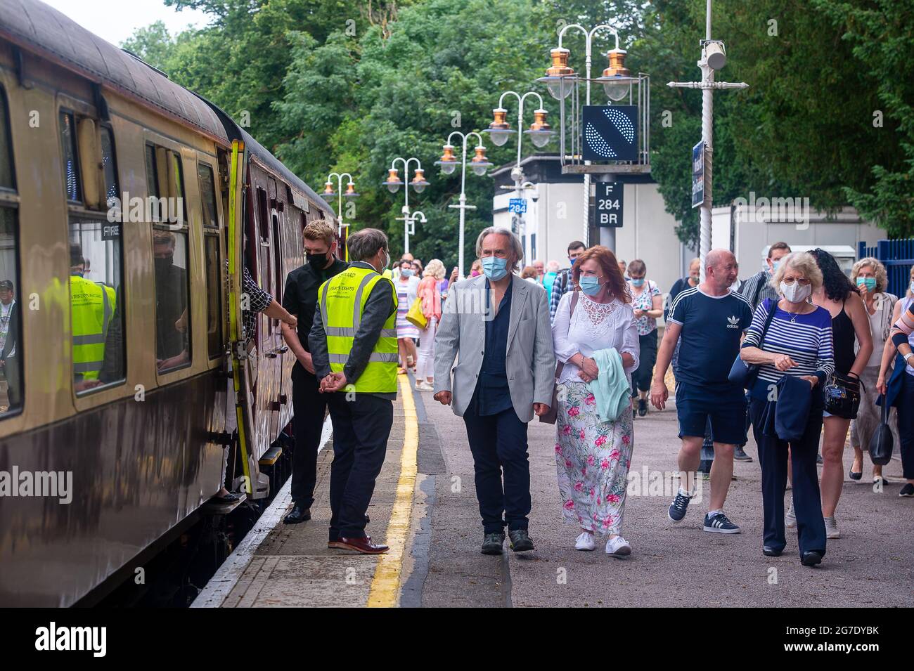 Windsor, Großbritannien. Juli 2021. Passagiere genossen heute eine Fahrt mit der Mayflower Dampflok von London nach Windsor und Eton Riverside Station. Aufgrund der Covid-19-Sperre sind Reisende derzeit verpflichtet, Gesichtsmasken zu tragen, doch nach der Aufhebung der Covid-19-Sperre ab Montag, dem 19. Juli 2021, wird dies keine gesetzliche Anforderung mehr sein. Quelle: Maureen McLean/Alamy Live News Stockfoto