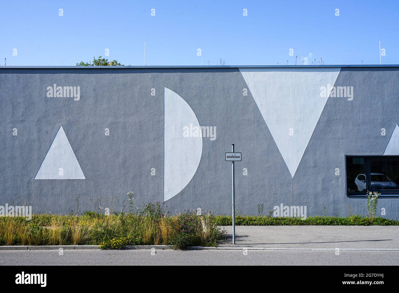 Blick auf die Fassade des Center for Advanced Laser Applications (CALA), das sich auf dem Research Hightech Campus in Garchen, München, befindet. Stockfoto