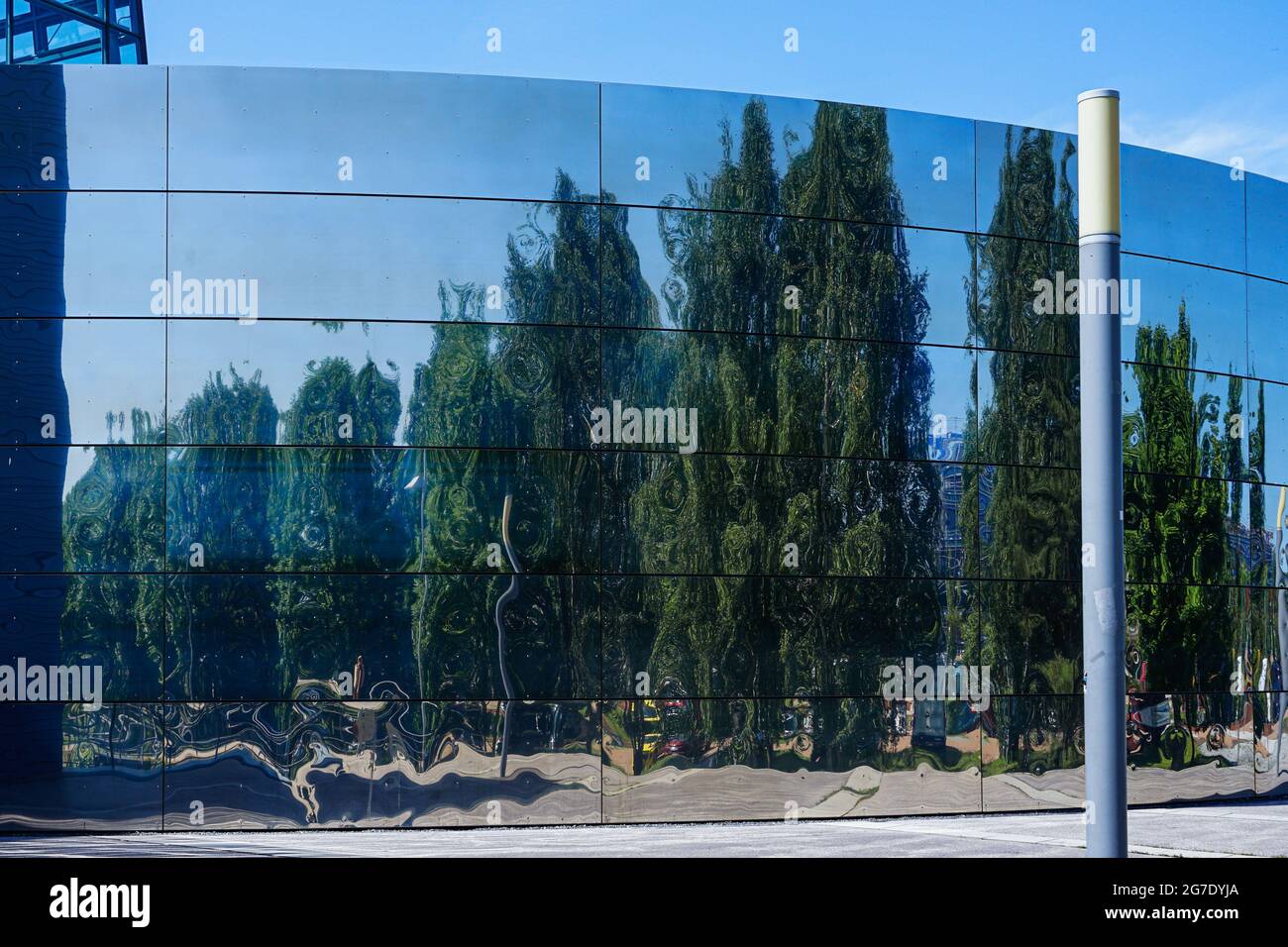 Spiegelungen von Bäumen in der Glasfassade der Fakultät für Mathematik und Informatik der Technischen Universität München, Campus Garchin. façade Stockfoto