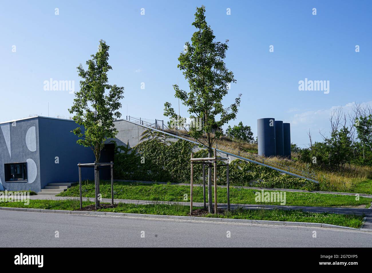 Blick auf die Fassade des Center for Advanced Laser Applications (CALA), das sich auf dem Research Hightech Campus in Garchen, München, befindet. Stockfoto
