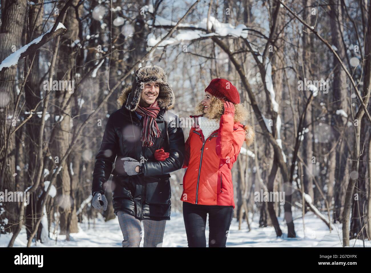 Paar ein Winter Spaziergang an einem kalten kalten Tag im Wald auf einen Weg im Schnee Stockfoto