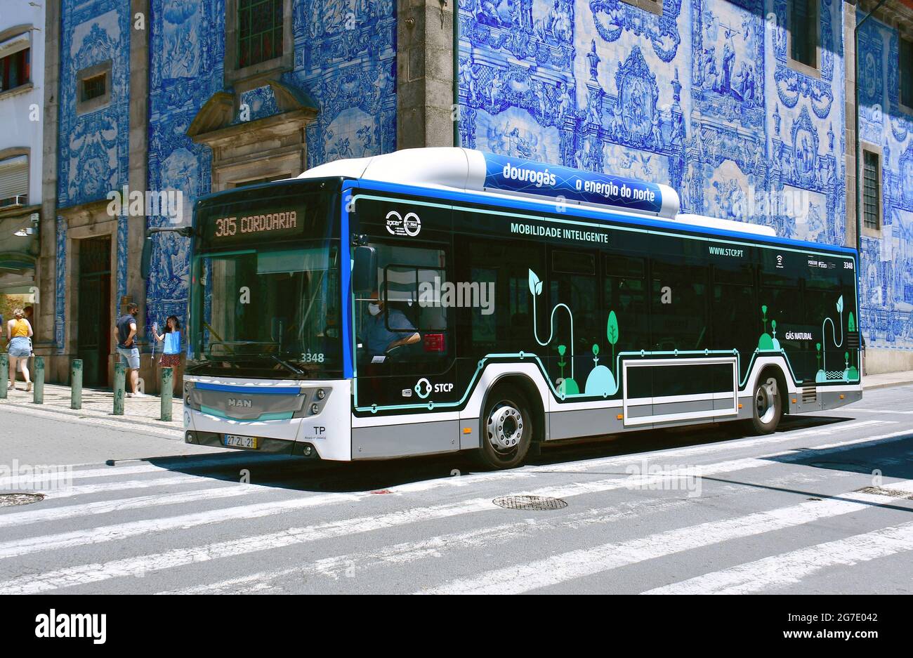 Moderne Nahverkehrsbusse, öffentliche Verkehrsmittel, Porto, Portugal,  Europa Stockfotografie - Alamy