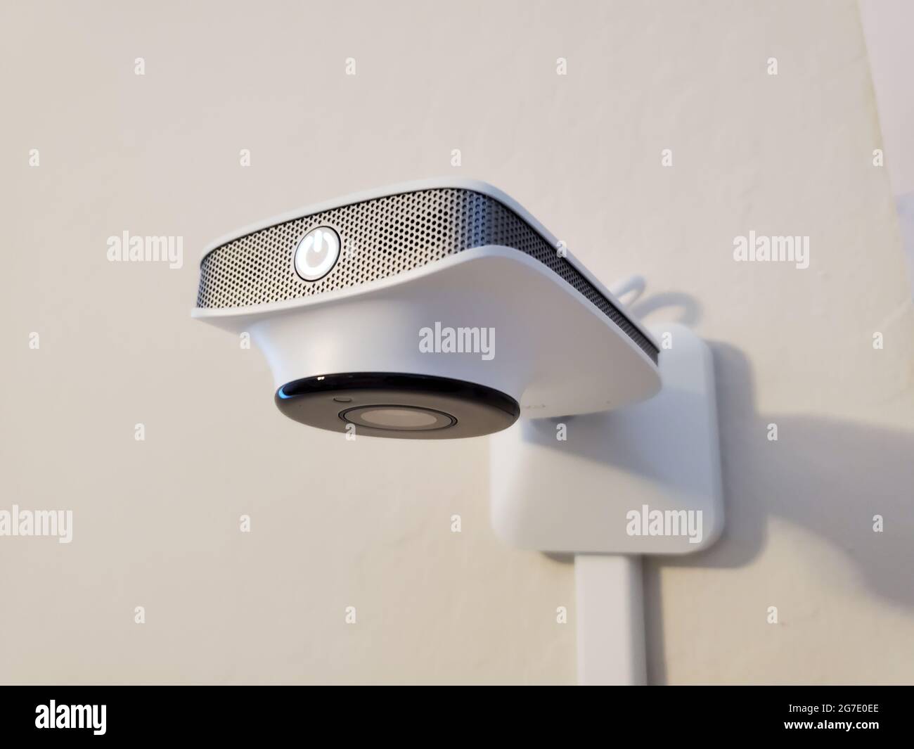 Nahaufnahme einer an einer Wand montierten Babyphone-Kamera mit künstlicher Intelligenz von Miku Pro, Lafayette, Kalifornien, 19. Mai 2021. () Stockfoto