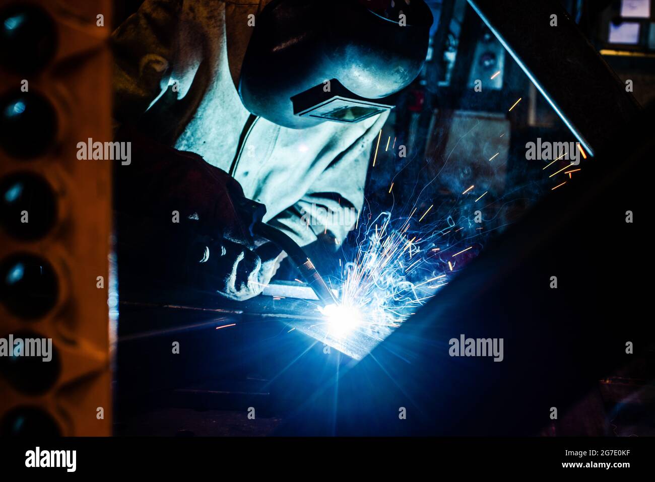 Schweißgerät arbeiten im Werk mit vielen Funken fliegen Stockfoto