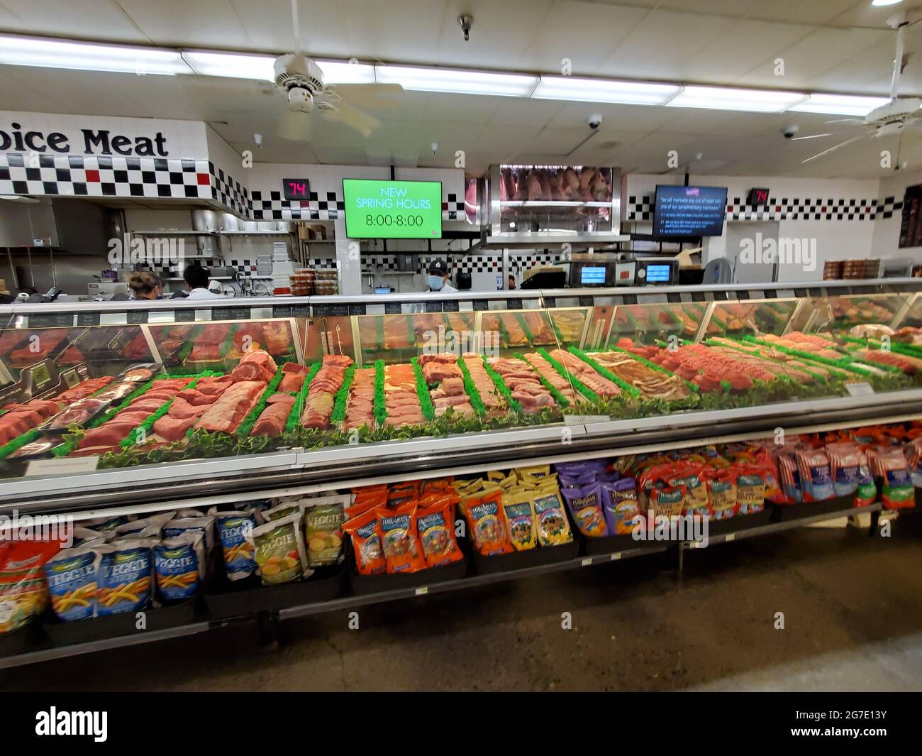 Fleisch- und Fischtheke bei Diablo Foods, einem lokalen Supermarkt in Lafayette, Kalifornien, 25. Mai 2021. () Stockfoto