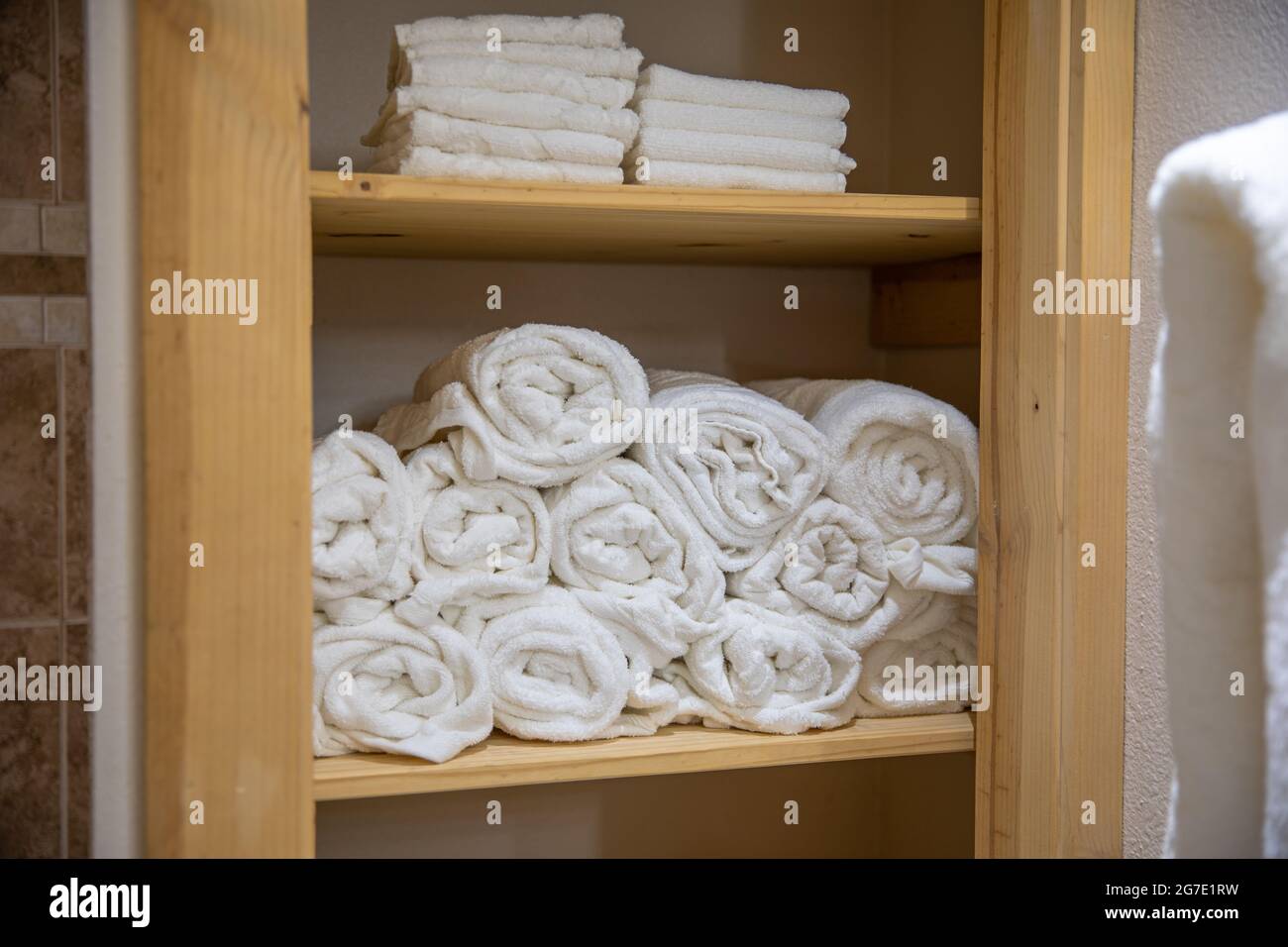 Ein Schrank voller sauberer weißer Handtücher Stockfotografie
